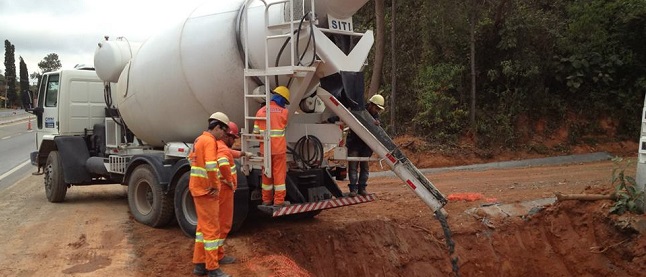 Caminhão betoneira descarregando concreto usinado em obra de construção civil no Brasil (imagem tirada da internet)